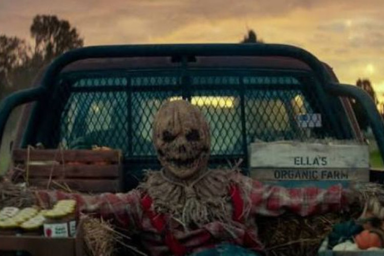 A24 lanza el impactante tráiler oficial de 'Slayground', el thriller donde un actor de terror despierta en una masacre real